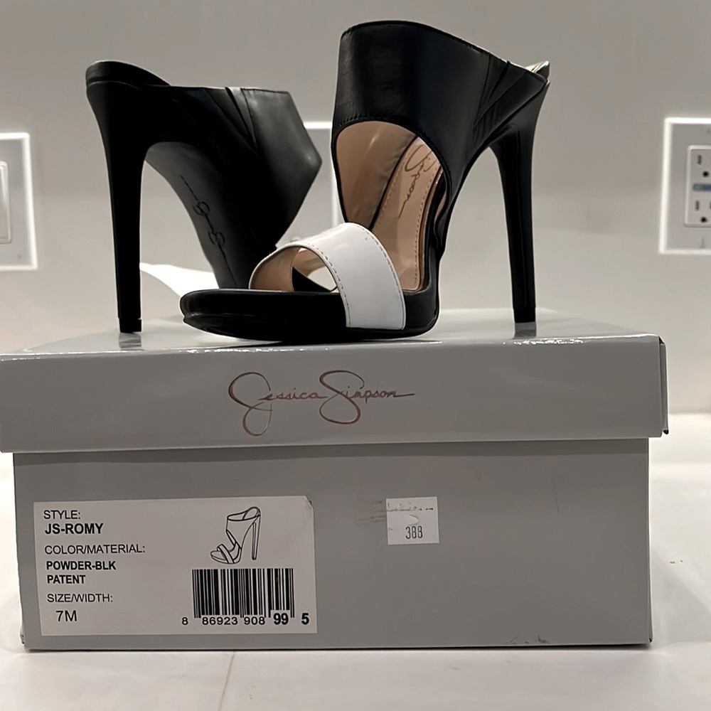 Never worn (only tried on) Jessica Simpson Romy shoe. Comes with original box.